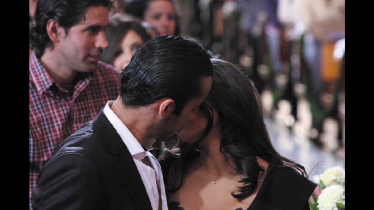 el beso de mariano y aurora en la telenovela teresa