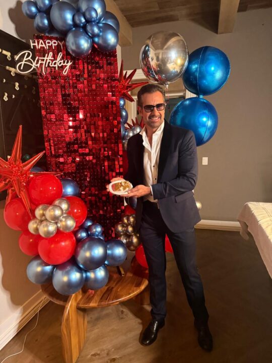 Gabriel Soto saboreó el pastel que le llevaron sus compañeros para festejar su cumpleaños.