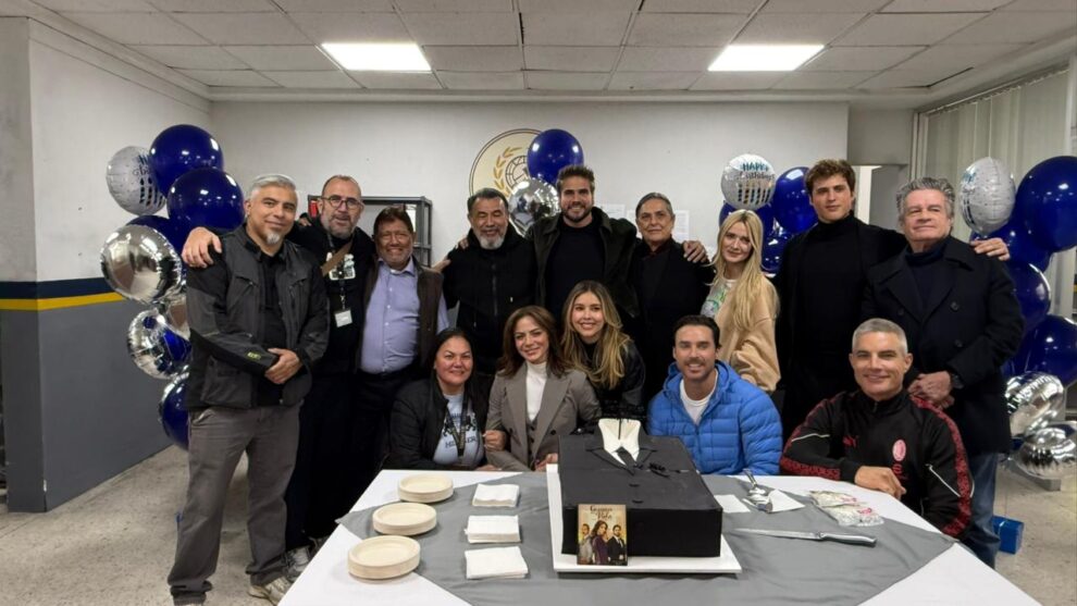 Elenco, equipo de producción y el productor Juan Osorio festejaron con un pastel sorpresa el cumpleaños de Daniel
Arenas.